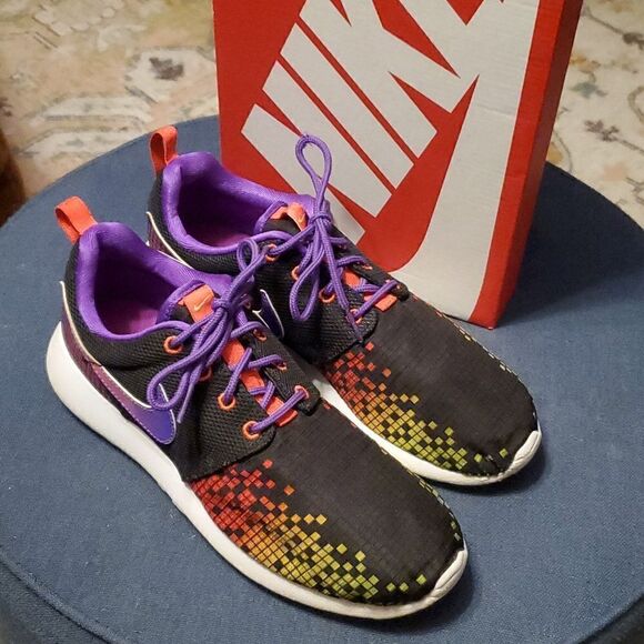Nike Roshe One Print GS 677784-003 Black White Multi color Hyper Violet Volt Red - Picture 4 of 8
